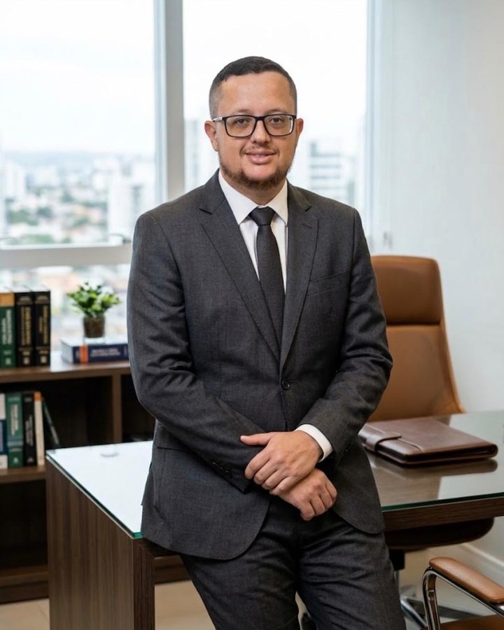 Eduardo da Silva Rocha, advogado, em seu escritório